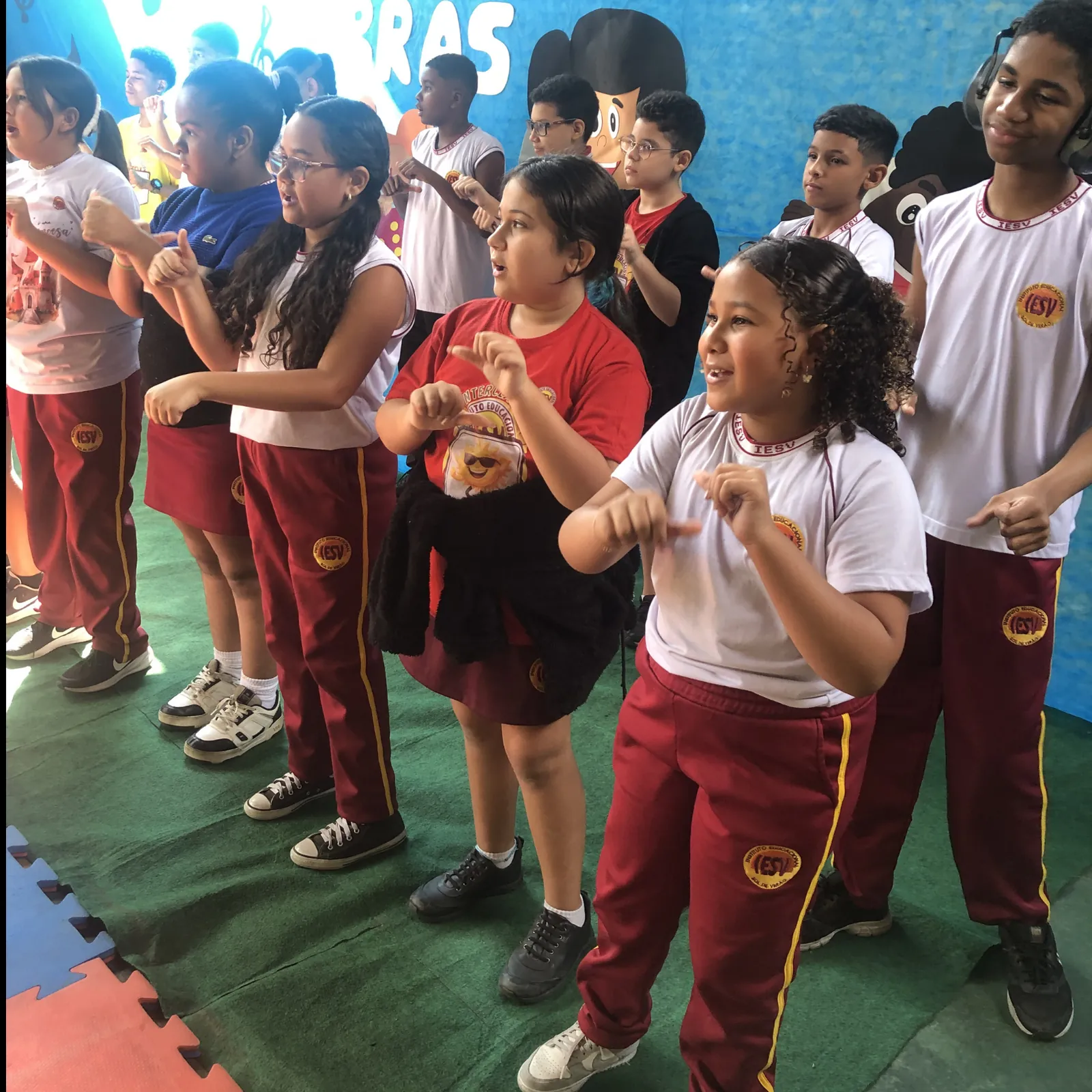 Alunos do IESV participando de atividade de Libras